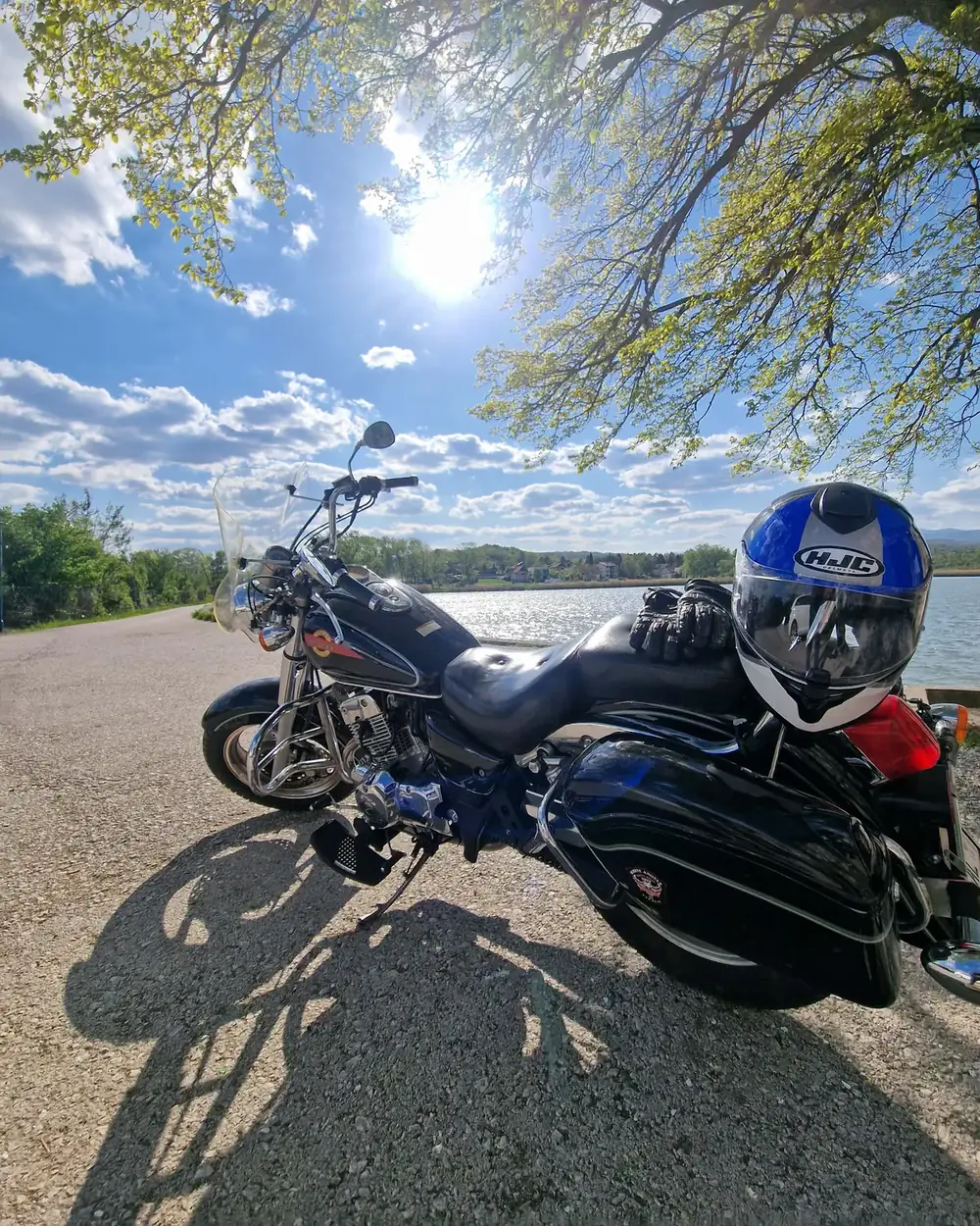 Moj motor sa kacigom, parkiran pored jezera